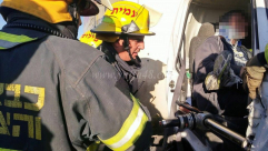 بالصور: اصابة شخصين بحادث طرق بين مركبة وشاحنة قرب اللد